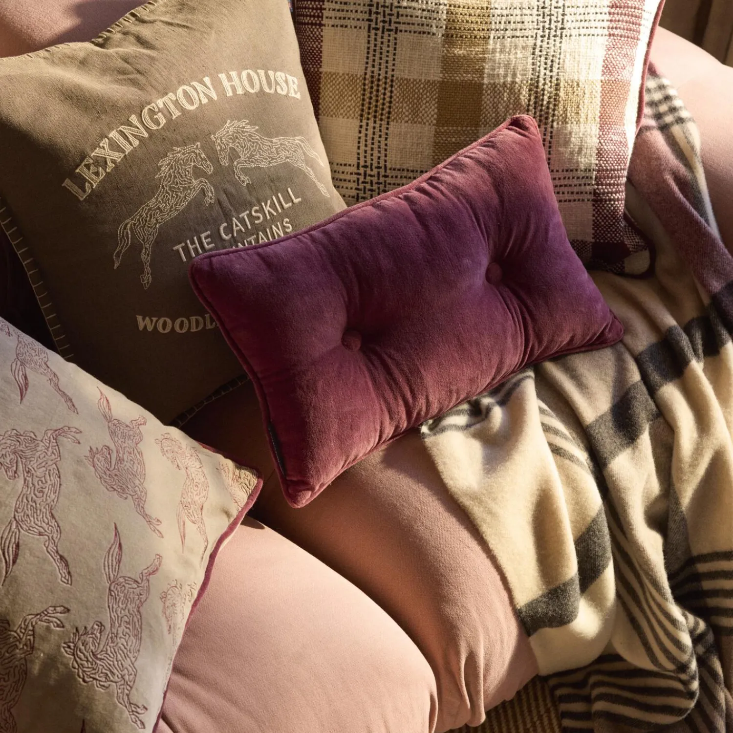 Lexington Pyntepuder & Hynder-Buttoned Pillow, burgundy