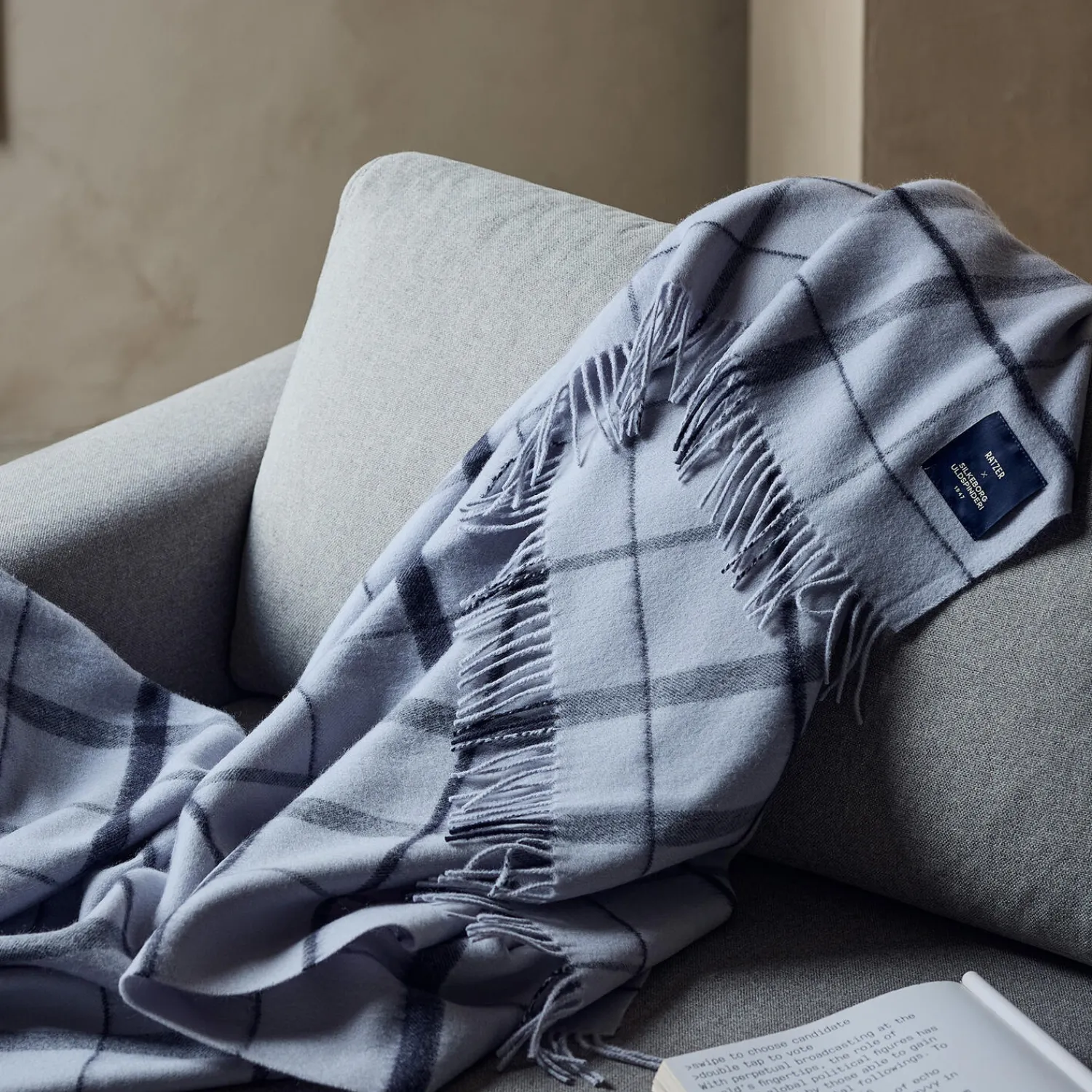 Silkeborg Uldspinderi Plaider * Warp and Weft plaid, 02105 stable - concrete/midnight