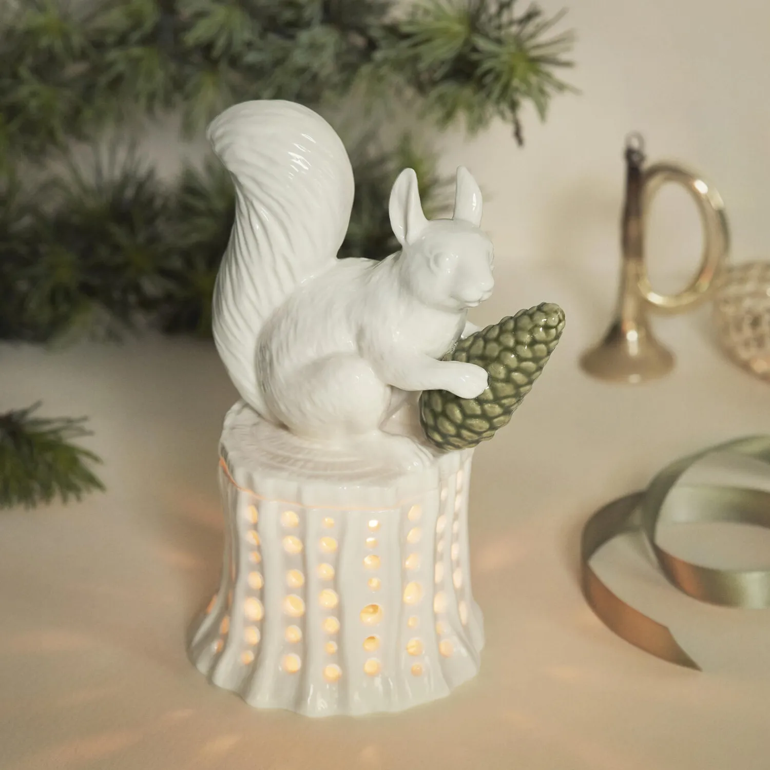 Dottir Nordic Design Lysestager-Winter Stories Squirrel on Tree Stumb fyrfadsstage